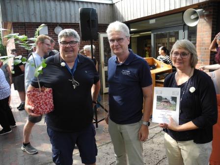 Der Bürgerverein überreichte als Geschenk einen Walnussbaum. Foto. Borchersweg